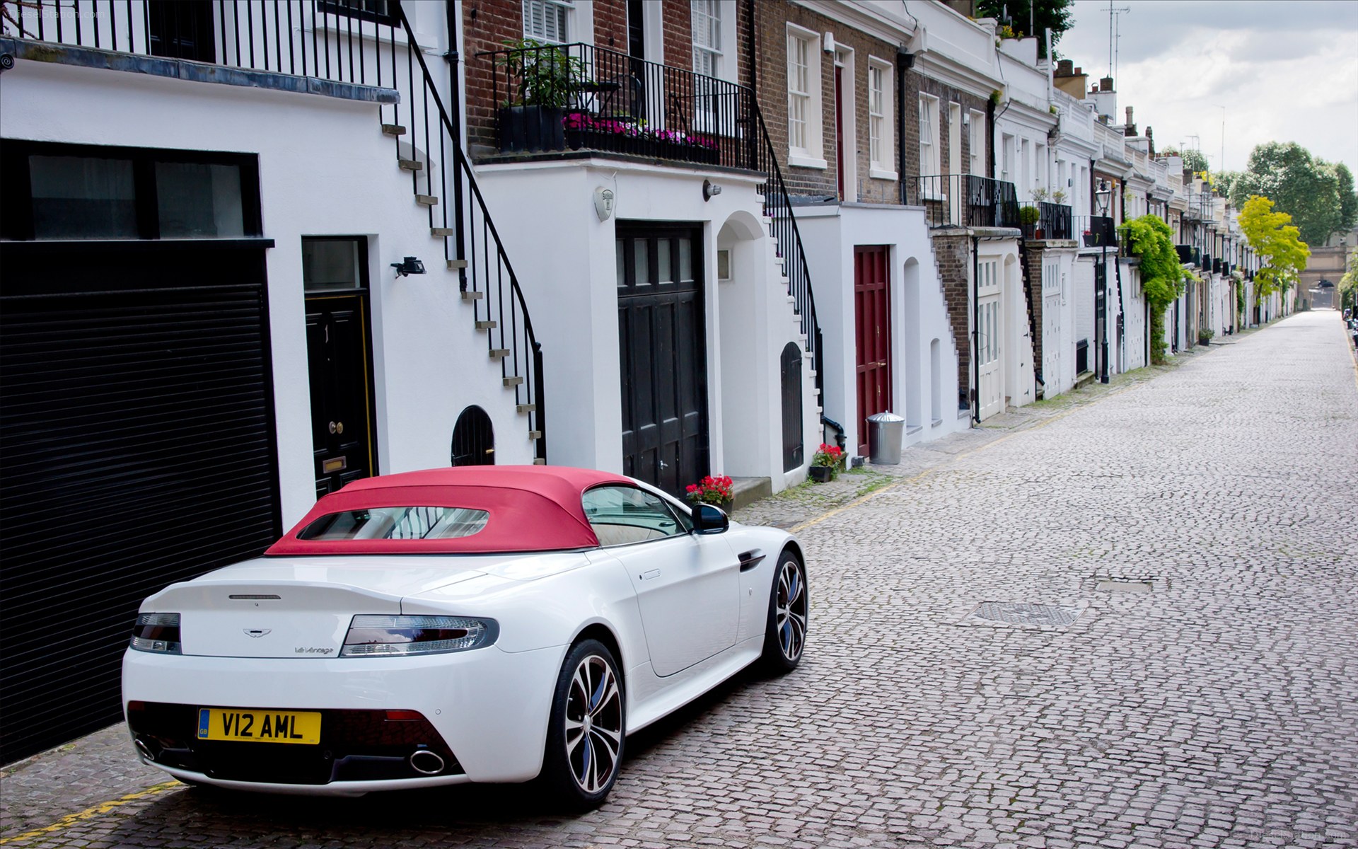 Aston Martin V12 Vantage Roadster 2013